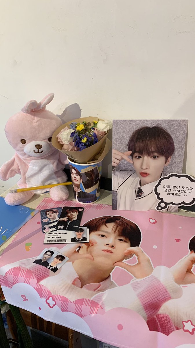 7luCkYB's tweet photo. 본혁이도 경준이의생일을 축하하러 갔다와써여.ᐟ 
여름 뽀이 경준이 생일 너무 추카합니다🥳🎉
특전도 예쁘고 쿠키도 맛났음🫶🏻🫶🏻

#나의_여름_경준이에게 https://t.co/2LVvnyI1Wp