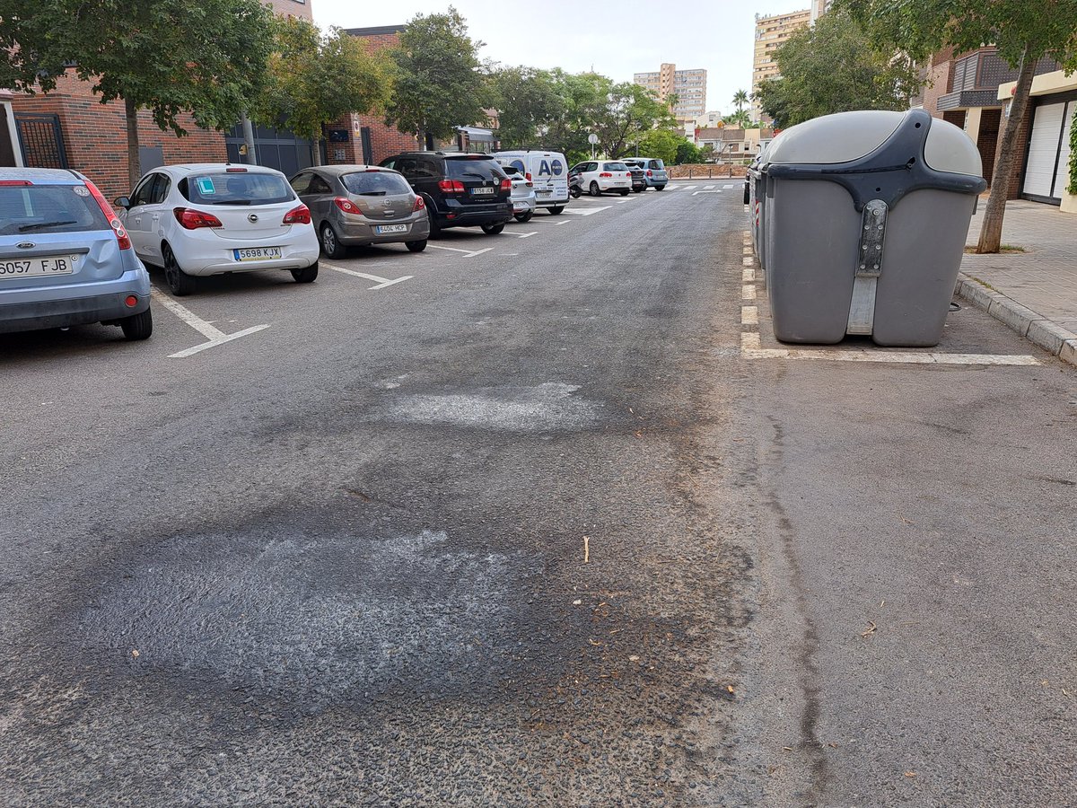 nuilu3's tweet photo. @saicalicante Esta mancha de fluidos la ha generado el camión de recogida de residuos , esta en el número 1 y 3 de la calle catedrático abelardo rigual,  y ha supuesto un riesgo para varias motos , solicito tengan a bien, proceder a limpiarlo , gracias https://t.co/dFwgQFTdv9