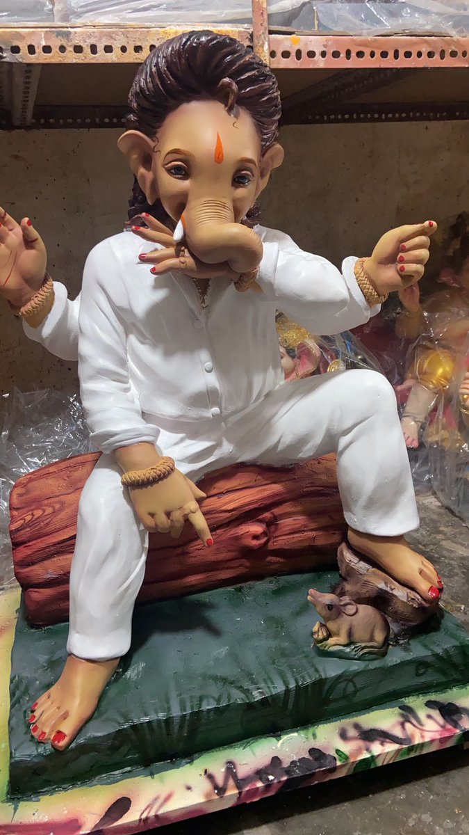 BorntobeAshwani's tweet photo. #AlluArjun craze hits #GaneshChaturthi, fans welcome Pushpa Raj inspired Ganapati!

While the people welcome Lord Ganesha at their place this time the idols arrived in #PushpaRaj style. https://t.co/vgFEvBa4Y3