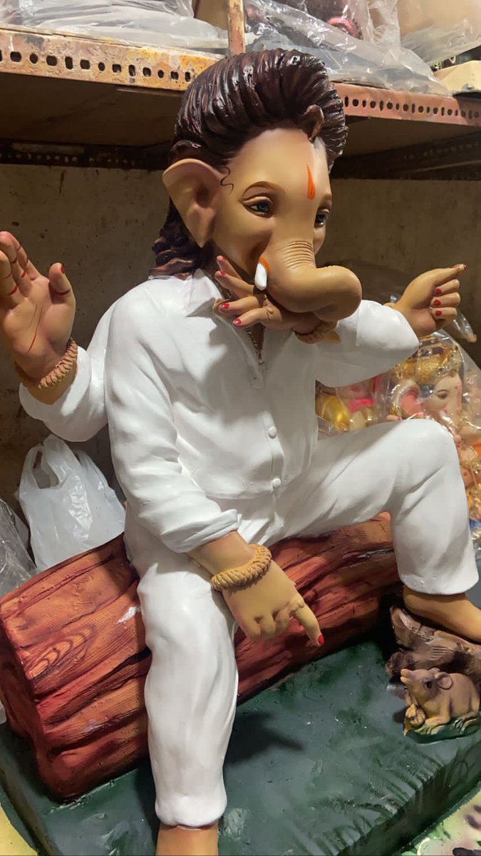 BorntobeAshwani's tweet photo. #AlluArjun craze hits #GaneshChaturthi, fans welcome Pushpa Raj inspired Ganapati!

While the people welcome Lord Ganesha at their place this time the idols arrived in #PushpaRaj style. https://t.co/vgFEvBa4Y3
