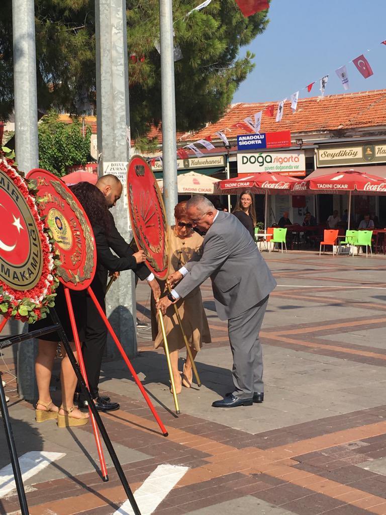 chpgaziemir's tweet photo. 30 Ağustos Zafer Bayramı Çelenk Koyma Törenimizi Gaziemir Abdullah Arda Meydanı'nda gerçekleştirdik. 
Bu bayramı bize armağan eden Başta Mustafa Kemal Atatürk olmak üzere bütün silah arkadaşlarını rahmet ve minnetle anıyoruz.
#30Ağustos https://t.co/lgEbexSlj6