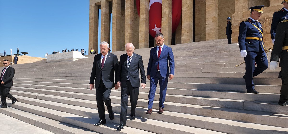 OlcayKilavuz's tweet photo. Liderimiz Sayın Devlet BAHÇELİ, 30 Ağustos Zafer Bayramı dolayısıyla Anıtkabir’de düzenlenen törene katıldı. https://t.co/zoz0Ls30cE