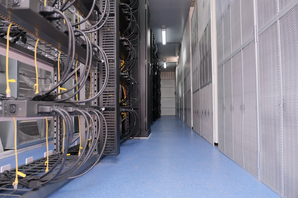 TheMinerbase's tweet photo. This is what the INSIDE of #MinerbaseAirCooling data center container looks like 👀😍

#cryptomining #datacentercontainer #cryptocurrency https://t.co/ZduCK0WGp2