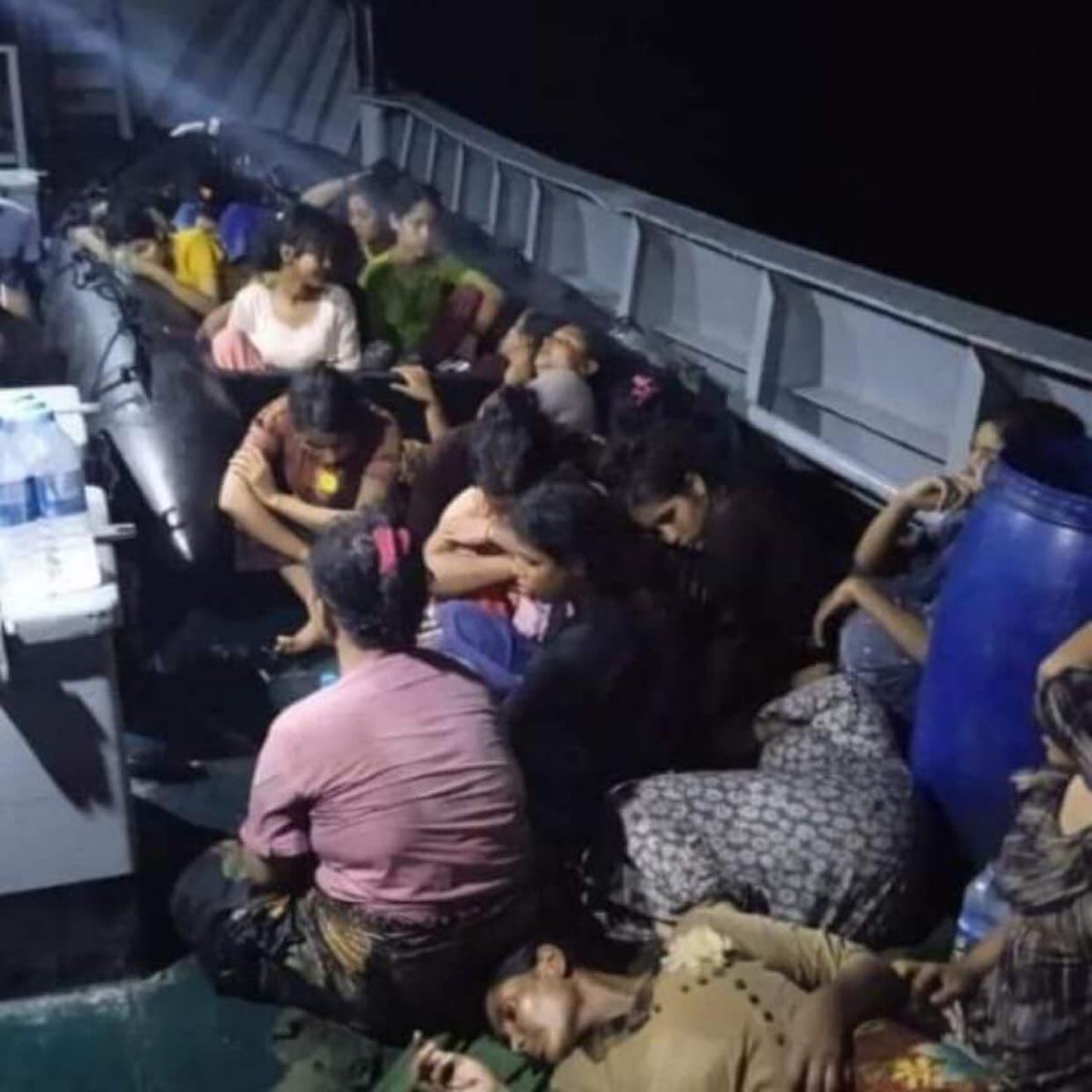nslwin's tweet photo. Myanmar Navy captured a boat wrecked at sea for a long time on Monday near Bogalay, Ayeyarwaddy Region. 65 Rohingya, including 6 dead, were on the boat, Voice of Myanmar reports.
 
6 died of lacking food &amp; water. The remaining 59 were arrested &amp; have terrible health conditions. https://t.co/5bdPeTgLew