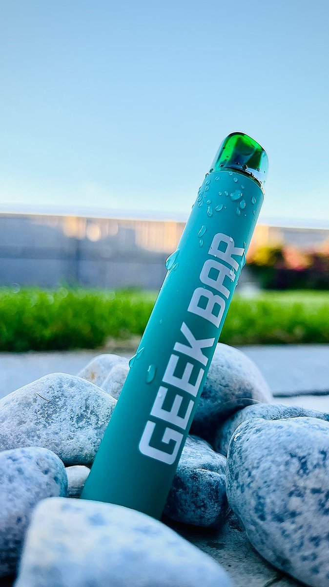 geekbarvape's tweet photo. Have you heard about our new E600! Its pocket friendly size is your perfect companion for on-the-go vaping! With 20 flavours on offer we have a flavour for everyone 😀
#geekbar #E600 https://t.co/cRjtyTxaFq