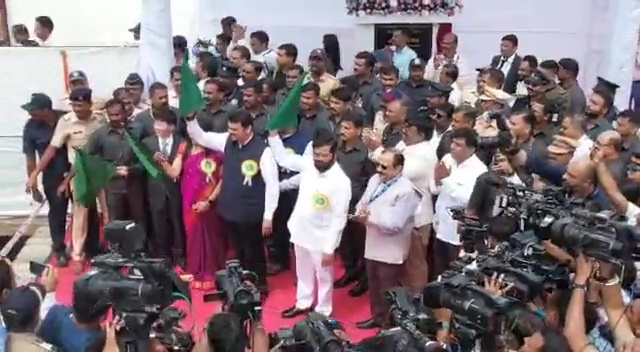 EconomicTimes's tweet image. #NewsAlert | Maharashtra CM #EknathShinde and Deputy CM #DevendraFanavis today flagged off a trial run of the Colaba-Bandra-SEEPZ Mumbai Metro Line 3 at Sariput Nagar in Aarey Colony.   

(ANI) 

Catch the day's latest news here |  bit.ly/3wFVgWy