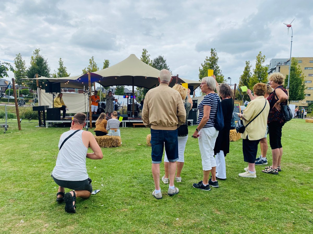 haagsarchief's tweet photo. Afgelopen zaterdag was het Feest in de Vinex! Geweldig dat het Haags Gemeentearchief erbij kon zijn voor ons project #HaagsDNA. Samantha van As overhandigde het boekje 'De kortste geschiedenis van...' aan Walter van Krieken.

Foto's: Robin Butter

#haagsgemeentearchief https://t.co/9RlpH5K6ZS