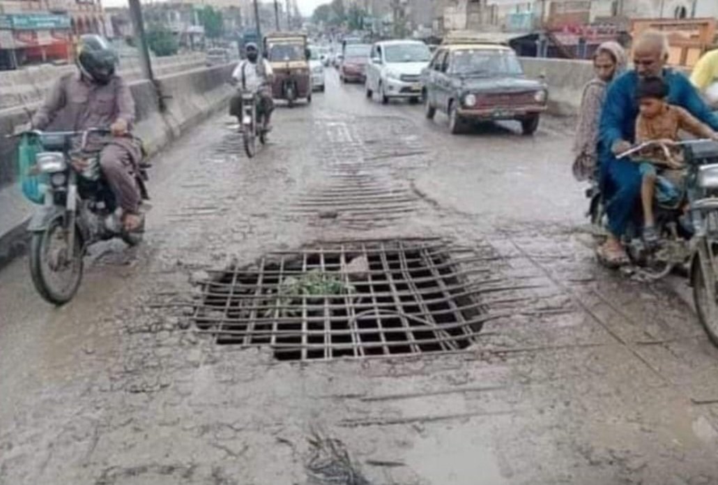 jalilTV's tweet photo. حکومت سندھ نے نئی ٹیکنالوجی تیار کی۔ انہوں نے فلائی اوور روڈ کو مرکز سے پانی نکالنے کے لیے توڑ دیا۔ عوام حیران ہے۔ جو یہاں سے گرا تو سیدھا اوپر جائے گا۔ https://t.co/PssvAB6Ugt