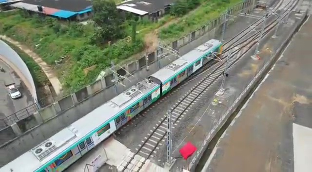 #Maharashtra CM #EknathShinde and deputy CM #DevendraFadnvavis today flagged off a trial run of the Colaba-Bandra-SEEPZ #Mumbai Metro Line 3 at Sariput Nagar in Aarey Colony. (ANI)