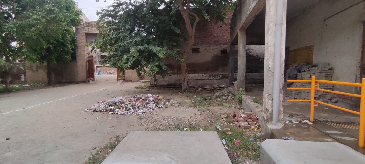 CohesionF's tweet photo. Community members are discarding their garbage at the kanya inter college Bhangel/Salarpur premises &amp; in the vicinity of AWC.
It is potentially harmful for the health of the children.Your support and appropriate timely action will help solve the issue. @CeoNoida @dmgbnagar https://t.co/4OYfeb5pOc