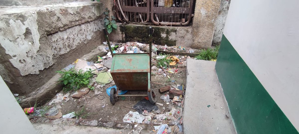 CohesionF's tweet photo. Community members are discarding their garbage at the kanya inter college Bhangel/Salarpur premises &amp; in the vicinity of AWC.
It is potentially harmful for the health of the children.Your support and appropriate timely action will help solve the issue. @CeoNoida @dmgbnagar https://t.co/4OYfeb5pOc