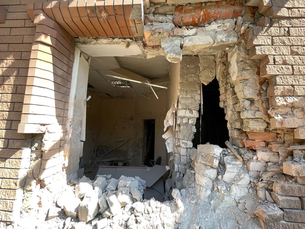 In Sloviansk, as a result of the shelling, the evacuation base of the @UkraineRedCross was destroyed, which was engaged in the evacuation of civilians and provided humanitarian assistance. 
We strongly condemn the attack on the base of the @UkraineRedCross 

#Ukraine #NotATarget