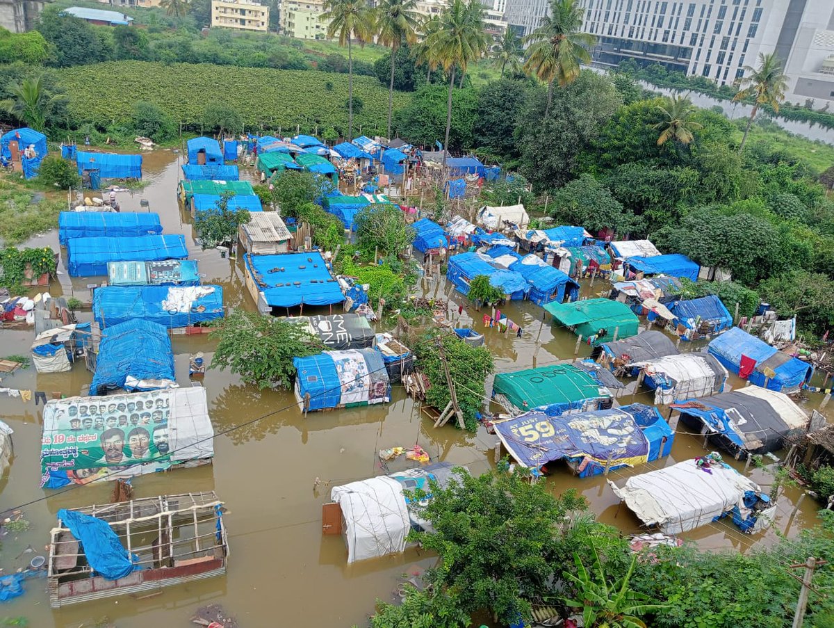aicctukar's tweet photo. While news of flooded flyovers and underpasses always make the news in #bengalururains , the powrakarmikas &amp; daily wage workers have been taking shelter in a nearby temple since late last night. They have lost all their belongings and sustained severe losses https://t.co/3u15ULWJoG