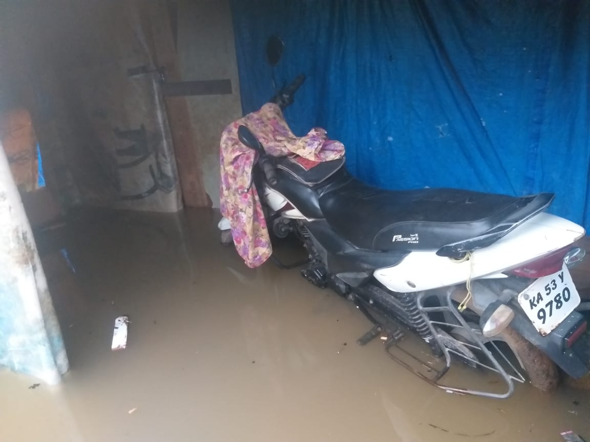 aicctukar's tweet photo. While news of flooded flyovers and underpasses always make the news in #bengalururains , the powrakarmikas &amp; daily wage workers have been taking shelter in a nearby temple since late last night. They have lost all their belongings and sustained severe losses https://t.co/3u15ULWJoG