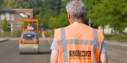 SytzeK's tweet photo. Werken en leren tegelijk! In 1 jaar tijd kun je bij @SOMABedrijfsopl  een opleiding volgen tot machinist wegenbouwmachines. Je krijgt les van ervaren docenten uit de praktijk met een schat aan kennis. Meer info via https://t.co/pXTAu6GvJr #machinistwegenbouw #opleiding #wegenbouw https://t.co/iIOmyziPFB