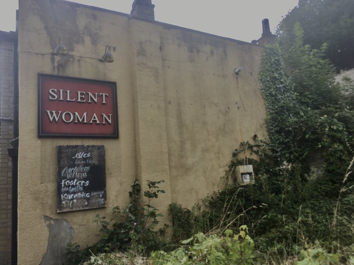Discovered this pub sign in the Colne Valley ⁦<a href="/Channel4News/">Channel 4 News</a>⁩