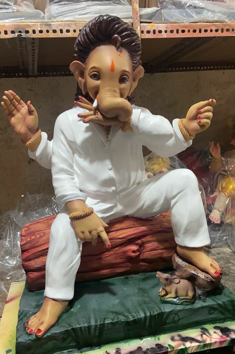 TrendsAlluArjun's tweet photo. . @Alluarjun Film roles &amp; Ganesh Idols
Never Ending Festival VIBE!! 🔥🔥🤩

This time In Pushpa Raj Avatar 🌟

#GaneshChaturthi2022 @PushpaMovie https://t.co/3SUdPTADM3