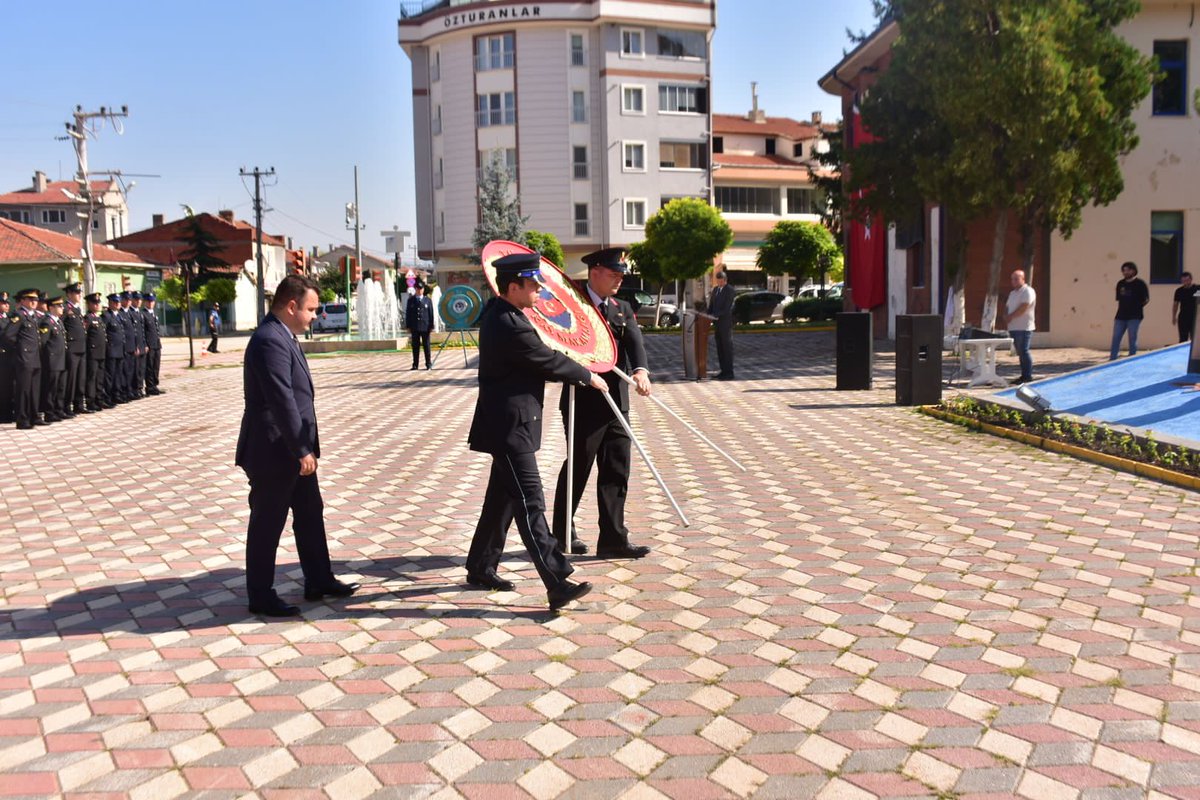 inonumem's tweet photo. #30AğustosZaferBayramı kapsamında İnönü Kaymakamı Sn. @ustaoglutolga ve İnönü Belediye Başkanı Sn. @kadir432626 kurum celenklerini sundular.  Büyük zaferin 100. Yılında Mustafa Kemal Atatürk başta olmak üzere tüm şehitlerimizi ve gazilerimizi saygıyla anıyoruz https://t.co/cqI2KsMwx1