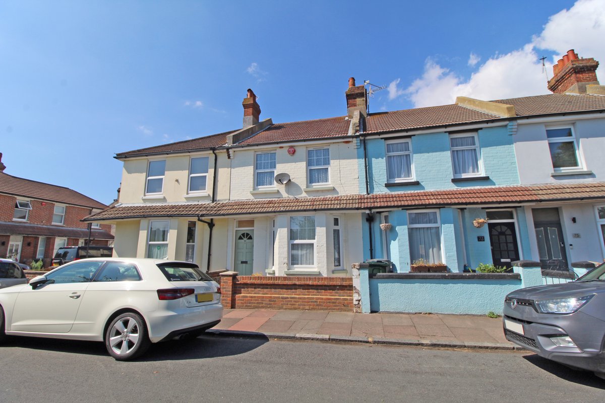 SurridgesEstate's tweet photo. NEW INSTRUCTION
A very spacious chain free two double bedroom older style house overlooking a park and within walking distance of the beach.
£310,000
More: https://t.co/apweyooOb6
#eastbourne #estateagent #estateagency #property https://t.co/v1OZXXujiR