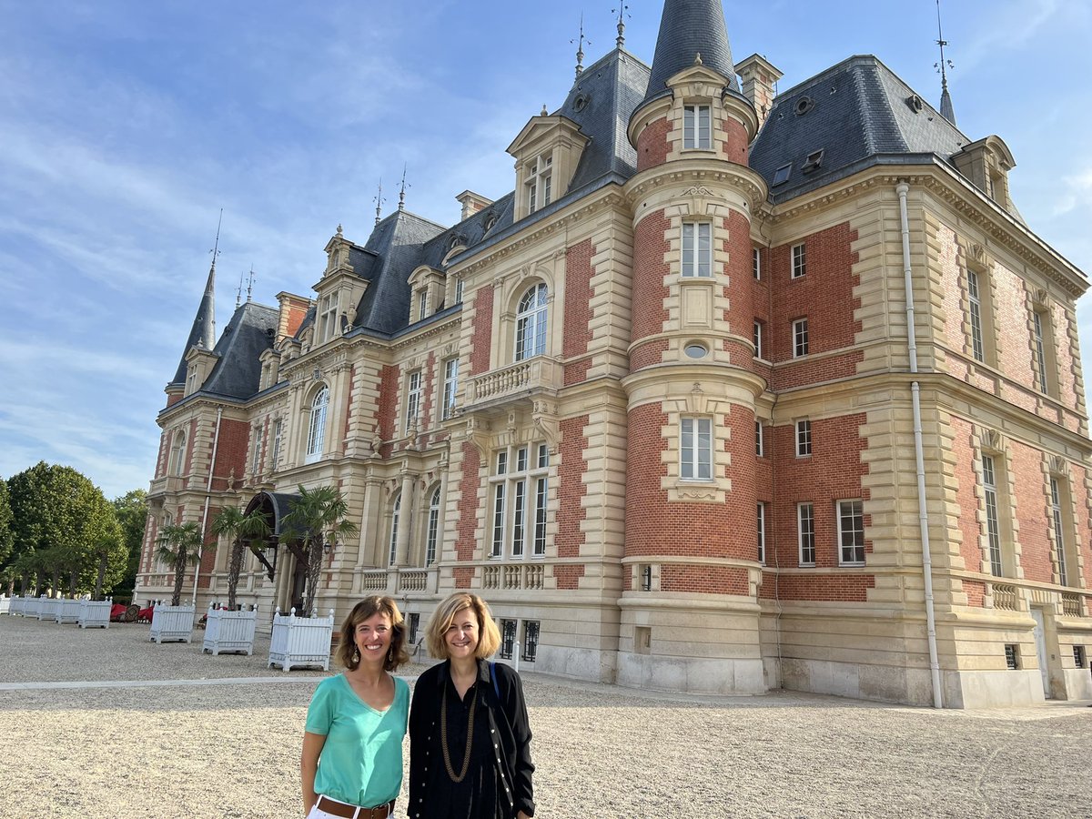 delphmanceau's tweet photo. C’est la rentrée des équipes et des professeurs  à NEOMA! 
Journée de retrouvailles dans un très beau cadre à Chantilly. Au programme : bilan de l’année passée, projets pour celle qui démarre, accueil des nouveaux professeurs et collaborateurs, et plaisir de se revoir😀 @NEOMAbs https://t.co/xLVrYb9paX