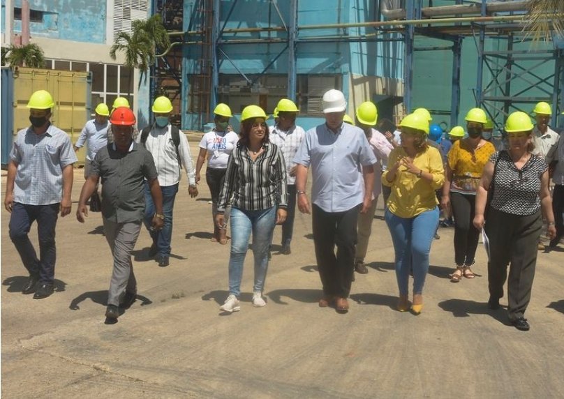 CHernamsez's tweet photo. En 🇨🇺cada problema que afecta al pueblo mi Presidente  le pone ❤y todos los días le arranca un pedazo hasta su total solución 😁😁
#FurezaCuba👊👊
#Cubaviveenfamilia 🎎
#CubaEsAmor ❤❤ https://t.co/TvRpIbTlpj