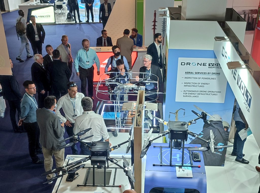 drone_volt's tweet photo. Jour 2 au #CIGRE2022
Notre dernière innovation : le #LineDrone, capable d'atterrir sur les lignes électriques sous tension et les inspecter, suscite beaucoup d'intérêt.
Demain 14h, conférence de Martin Laporte (CEO filiale canadienne) sur cette innovation.
#powerlineinspection https://t.co/KwUAFVzxKZ