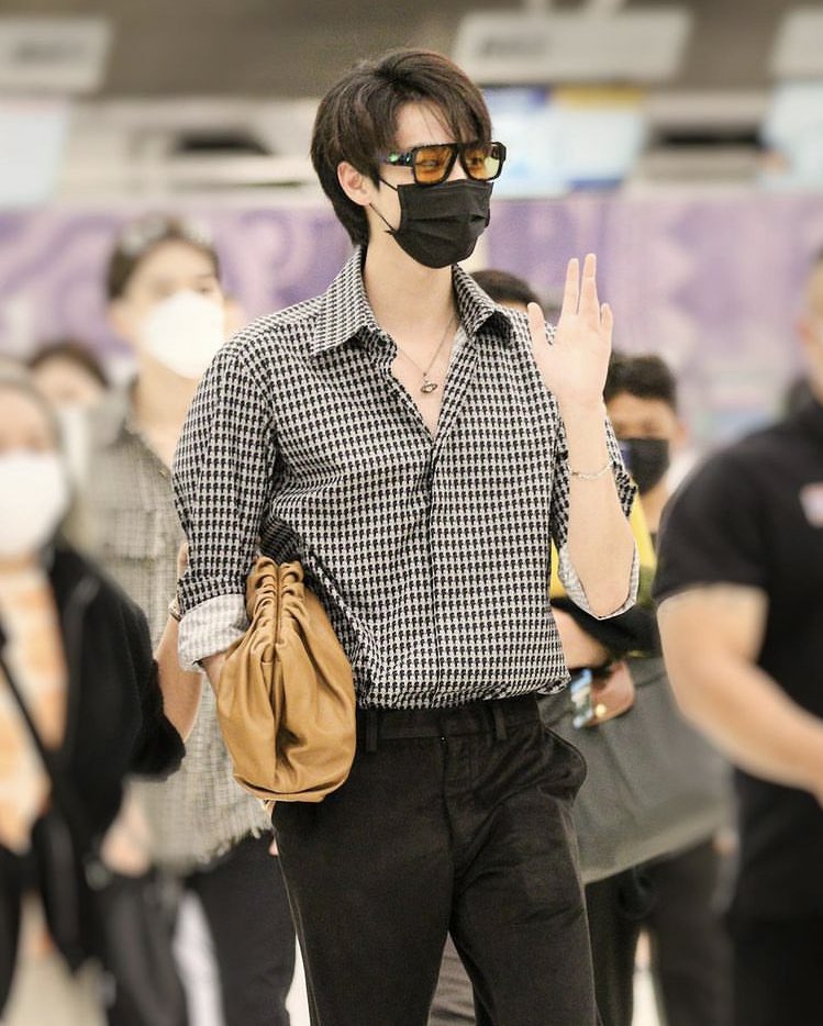 DEWJIRAVAT's tweet photo. Finally, my first long distance travel after a while. Did I pull the airport fashion right? https://t.co/11pKwZLq7N