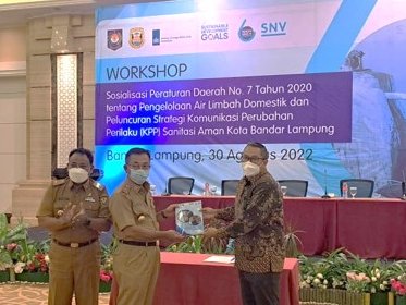 SNVIndonesia's tweet photo. Today the representatives of the #bandarlampung city government & SNV Indonesia Country Director @aaqq signed a joint commitment of mainstreaming #behaviourchangecommunication in #sanitationpromotion to boost the city’s efforts for a city-wide #safelymanagedsanitation https://t.co/KSeHbQmY5l