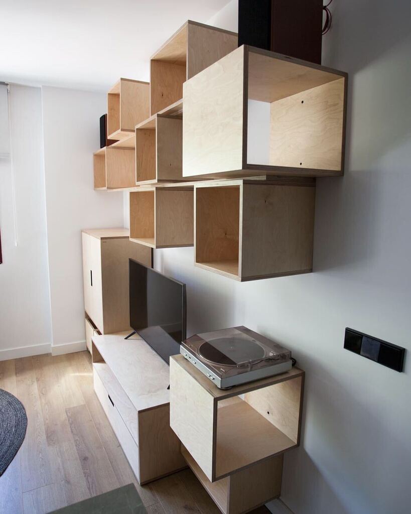 Mueble BOLD para salón. Composición de cajas, baldas, armario, carros para vinilos y mueble de tv.

#salon #muebletv #vinilo #mueblevinilo 
#estanteria #libreria #bold #libros #escritorio #madera #wood #mueble #forniture #madrid #fabricadoenmadrid #amano… instagr.am/p/Ch4LEYWDroT/