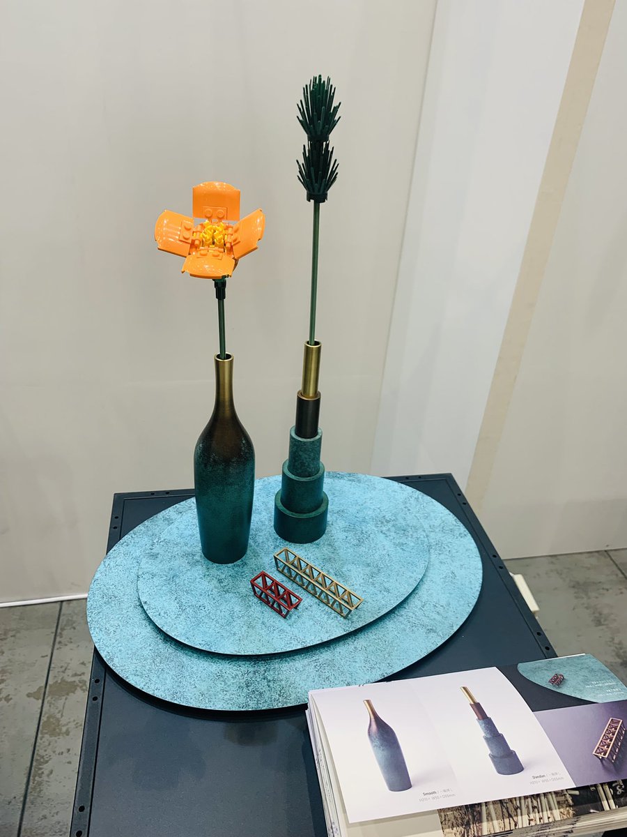 idetachitokyo's tweet photo. イデタチ入居ブランド
「SOUBI BY TAKASHI TESHIMA」が
展示会「PROJECT TOKYO」@東京国際フォーラムに明日まで出展中。
新作は、 チェンソー使用時の防護服に着想を得たユニークなもの。
プロダクトデザイナーでもある手嶋さんによる、一輪挿しや箸置き等の展示もあります。
#projecttokyo https://t.co/7DNeALchRo