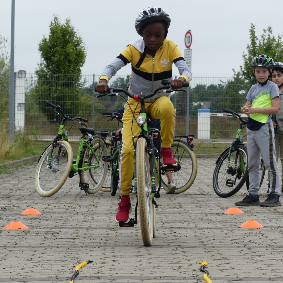 PMStiftung's tweet photo. Mit den Kindern der E-Jugend des Polizei SV durften wir am Wochenende die Prüfung für den Fahrradführerschein absolvieren. Großer Dank an https://t.co/C6f3NPYeZz für die Bereitstellung der Fahrräder und Helme sowie bei der Polizei für die Sicherheitskontrolle der Fahrräder. 👏😍 https://t.co/YCVWMWLs6D