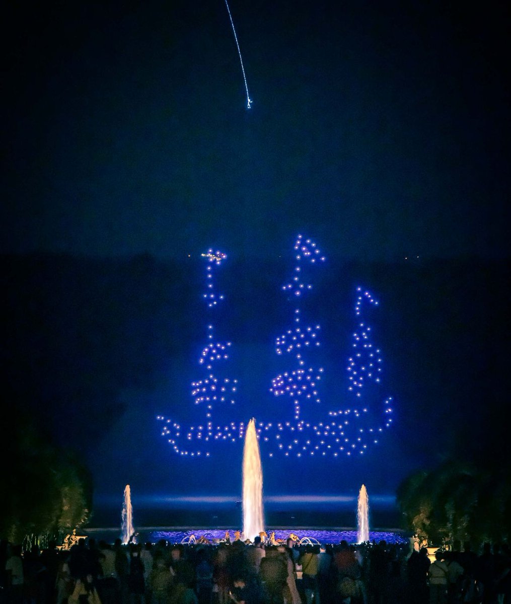 EDrotek's tweet photo. Félicitations à Groupe F pour leur show ! 280 drones se sont illuminés dans le ciel pour un spectacle royal ! 🤩💫🚀👏
📸: Nicolas Chavance
#dronelightshow #droneshows #dronelumineux #drone #GroupeF #drotek #dronemanufacturer  #Versailles #NocturnesDeFeu  #VersaillesSpectacles https://t.co/iqnYdYqF4O