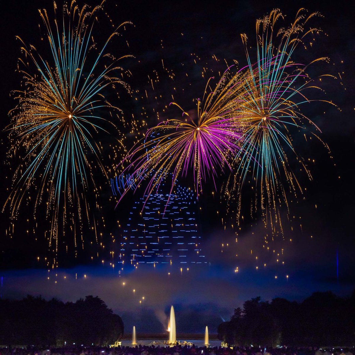 EDrotek's tweet photo. Félicitations à Groupe F pour leur show ! 280 drones se sont illuminés dans le ciel pour un spectacle royal ! 🤩💫🚀👏
📸: Nicolas Chavance
#dronelightshow #droneshows #dronelumineux #drone #GroupeF #drotek #dronemanufacturer  #Versailles #NocturnesDeFeu  #VersaillesSpectacles https://t.co/iqnYdYqF4O