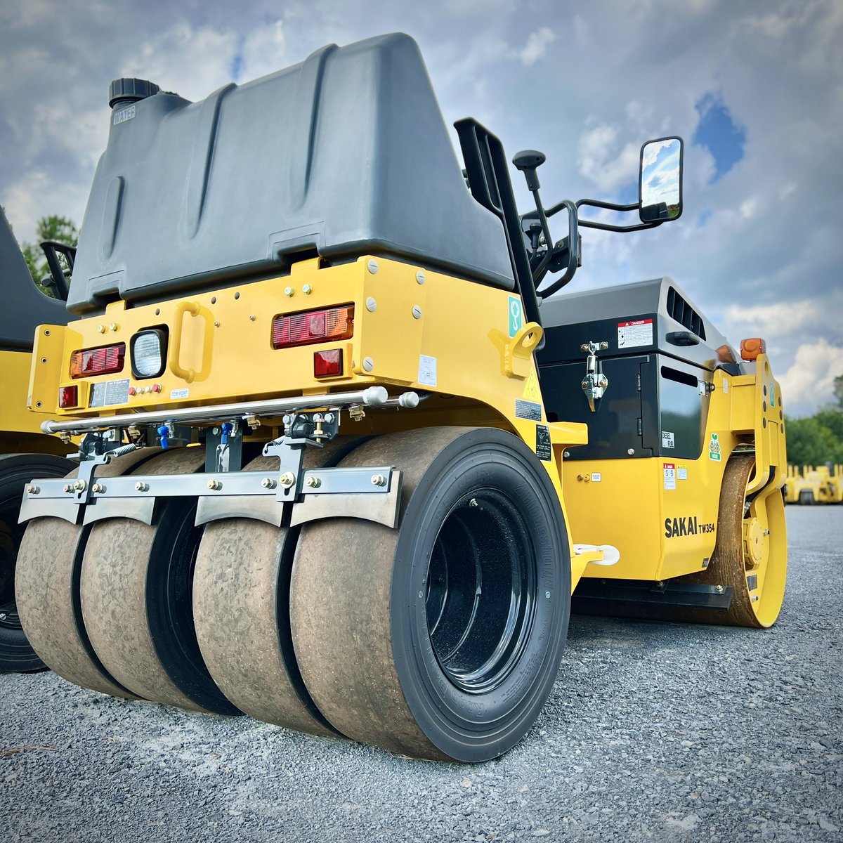 No waiting: #Sakai TW354 combi vibratory #asphalt #paving #compactors ready to ship. No DPF regen or DEF fluid saves time &amp; the efficiency-optimized hydraulic system saves fuel costs. Drum clearance will not damage curbs in turns. Info &amp; how to buy: bit.ly/1TW354