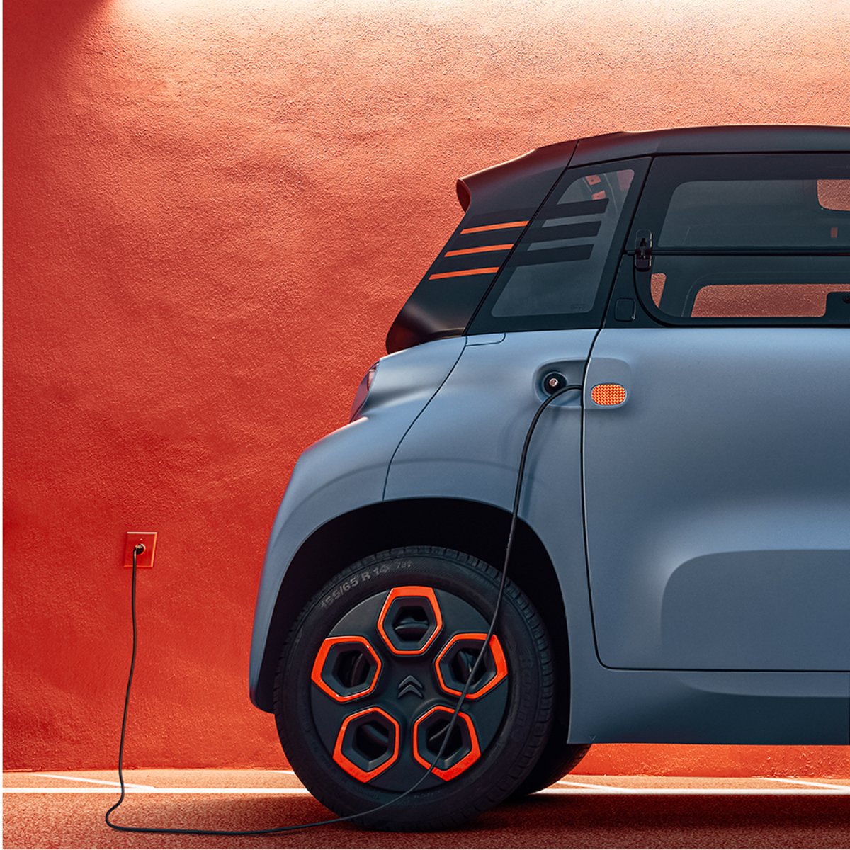EuroreparES's tweet photo. Por delante y por detrás, lo mires por donde lo mires es la alianza perfecta con #EuroreparCarService. #CitroënAmi 100% eléctrico y 100% cuqui. Además, lo puedes conducir a partir de los 15 años, sin carnet de coche😎. https://t.co/jnZMWXBr6M