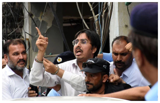 OyeYeah_Pk's tweet photo. Shahbaz Gill's bail plea disposed of by IHC -
#ShahbazGill #IHC #SedationCase
https://t.co/wnYvCxtOJg - https://t.co/gihYdh5jOl