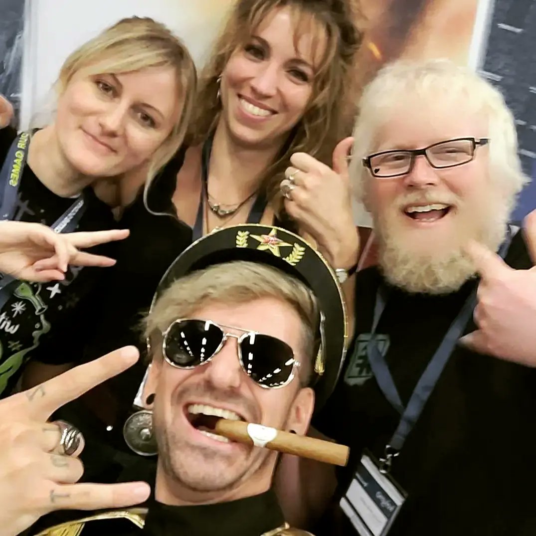 Wenn das nicht ein perfektes Team ist, weiß ich's auch nicht 😂🥳 #elpresidente zu Besuch bei #kalypsomedia für #dungeons4 🤯🥳 #gamescom #gamescom2022 #Köln #cologne #koeln