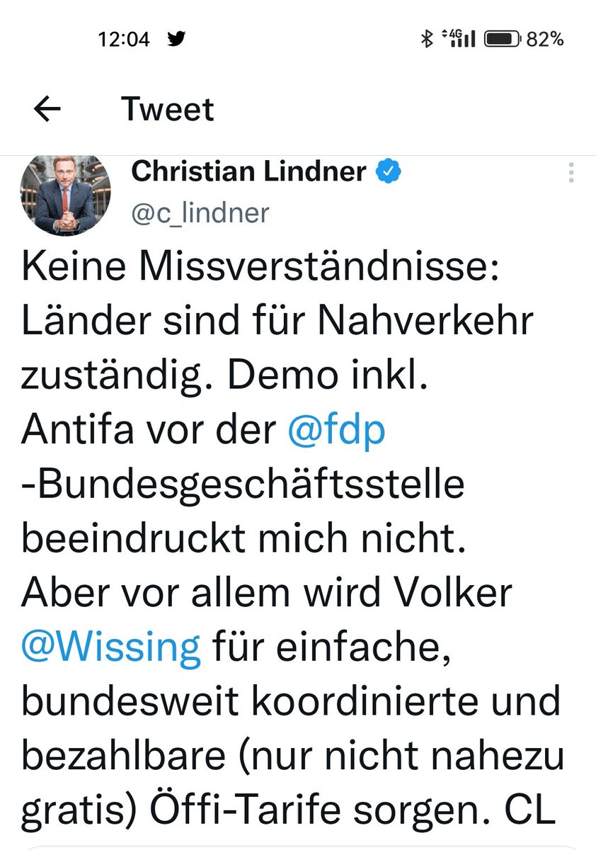 Der @c_lindner spinnt dich total. Die Aktion gestern zum #9EuroticketBleibt war keine der 'Antifa'. Aber es ist natürlich zu erkennen, was dieses Framing soll. Nämlich auch zukünftige Proteste in ein bestimmtes Licht rücken. Der Finanzminister hat fertig. #LindnerRuecktritt