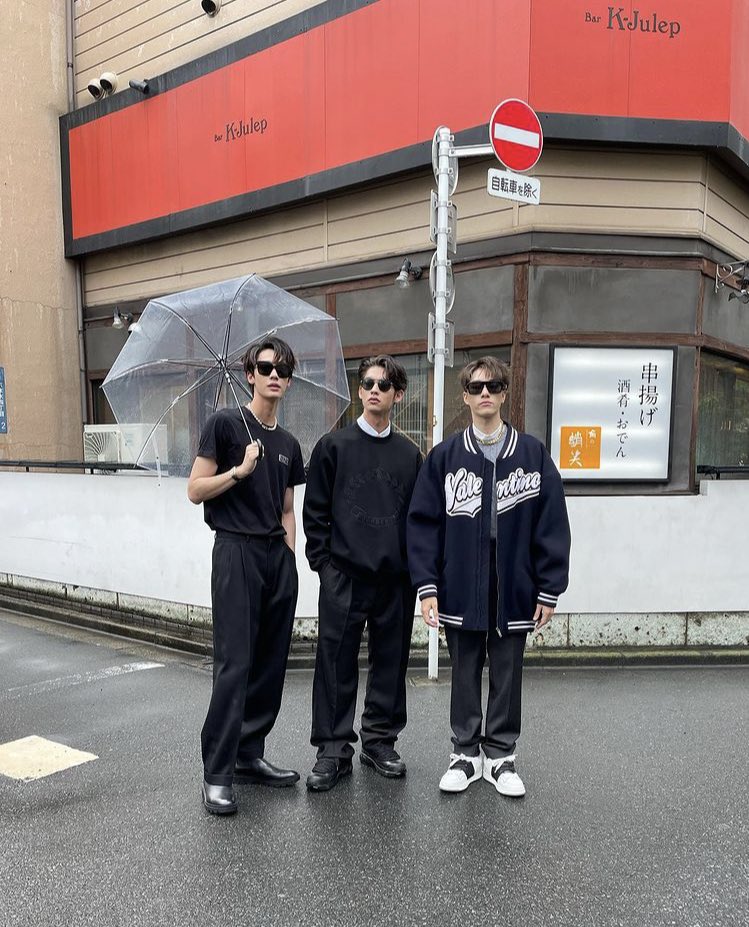 DEWJIRAVAT's tweet photo. We the boys over flowers. https://t.co/8xWb5EAF5g