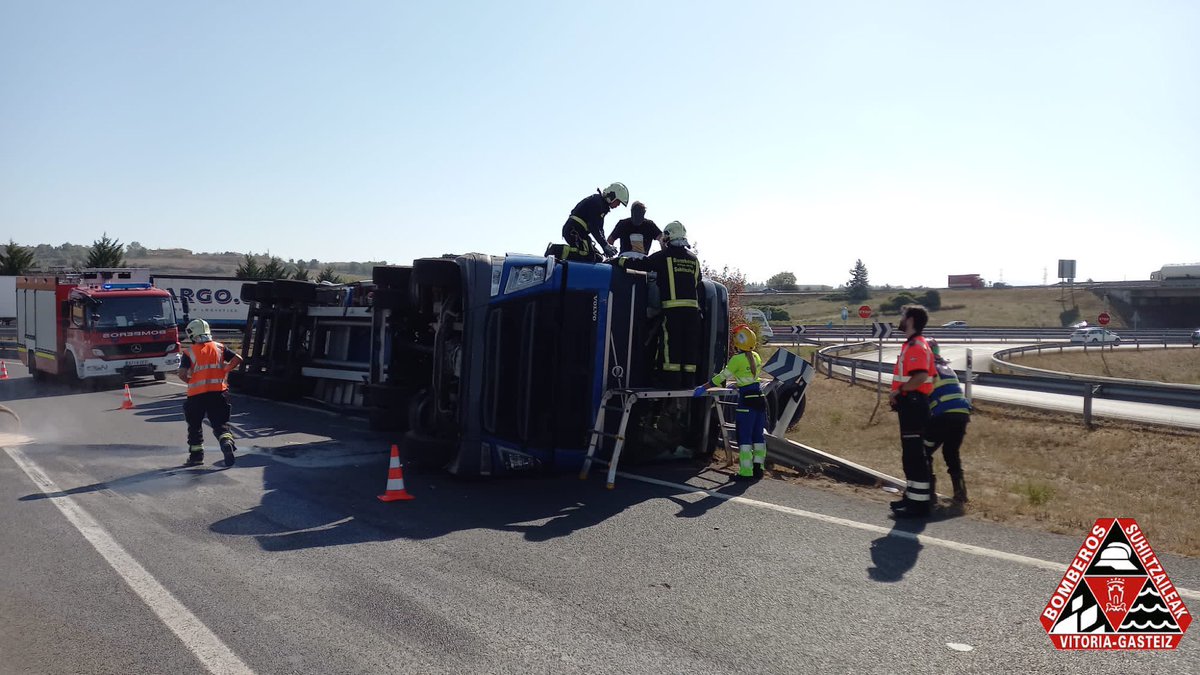 Bomberos_VG's tweet photo. N622tik A1erako sarbidean iraulitako kamioia. Osasun-langileek artatutako gidaria. Ertzaintzarekin lankidetzan.
/
Camión volcado en el acceso a la A1 desde la N622. Conductor atendido por sanitarios. Colaborando con @ertzaintzaEJGV https://t.co/OsJ2LDDtLG