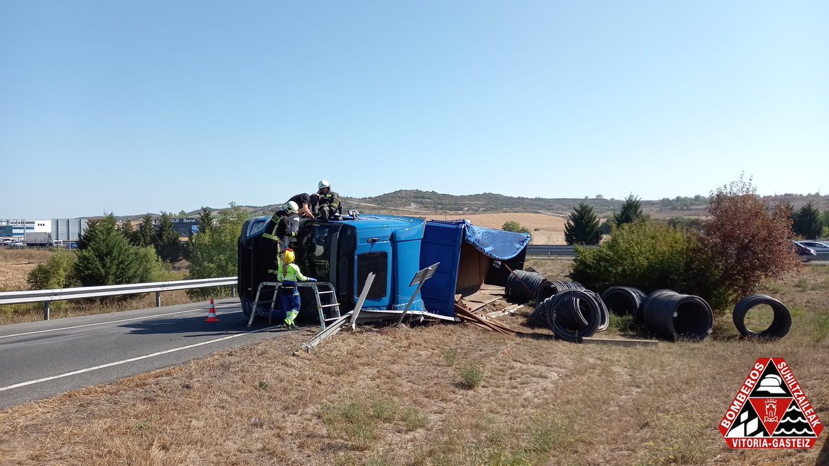Bomberos_VG's tweet photo. N622tik A1erako sarbidean iraulitako kamioia. Osasun-langileek artatutako gidaria. Ertzaintzarekin lankidetzan.
/
Camión volcado en el acceso a la A1 desde la N622. Conductor atendido por sanitarios. Colaborando con @ertzaintzaEJGV https://t.co/OsJ2LDDtLG