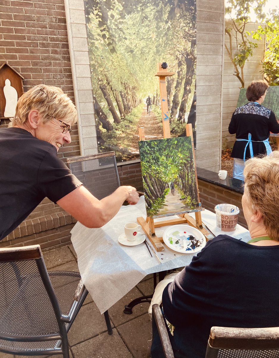 ViaQuidam's tweet photo. Wat een héérlijk schilderweer vandaag.

Onze kloostertuin vol met kunstschilders. Ze krijgen les van Marianne Eugster.

Wij gaan zelf over twee weken bij haar in Heiloo een workshop schilderen doen. Zin in 😀 Ik heb dat nog nooit gedaan, nóóit te oud om te leren toch??? 😂🤣 https://t.co/CB8GQW74F4