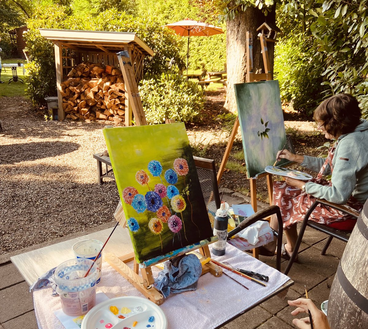 ViaQuidam's tweet photo. Wat een héérlijk schilderweer vandaag.

Onze kloostertuin vol met kunstschilders. Ze krijgen les van Marianne Eugster.

Wij gaan zelf over twee weken bij haar in Heiloo een workshop schilderen doen. Zin in 😀 Ik heb dat nog nooit gedaan, nóóit te oud om te leren toch??? 😂🤣 https://t.co/CB8GQW74F4