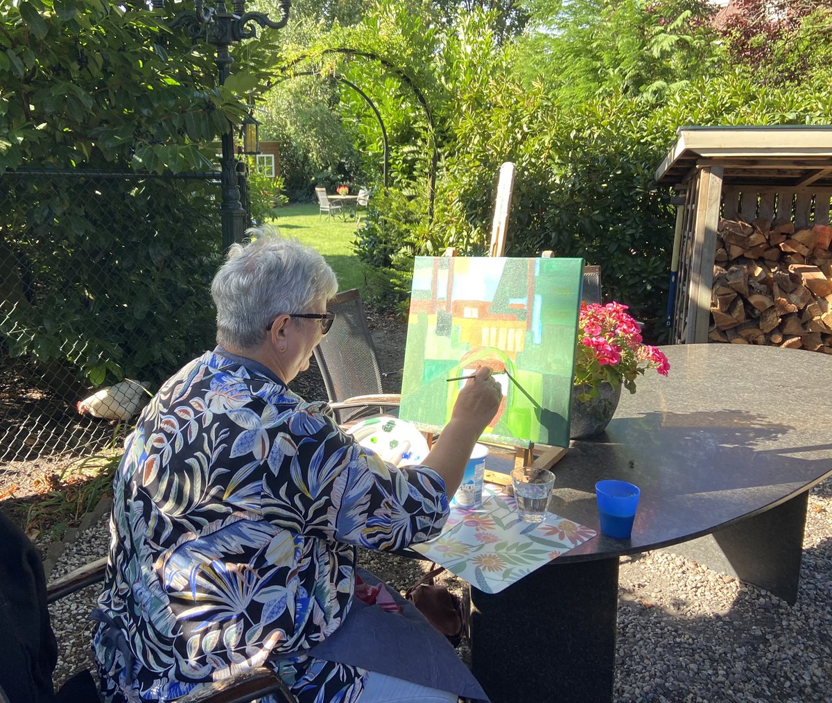 ViaQuidam's tweet photo. Wat een héérlijk schilderweer vandaag.

Onze kloostertuin vol met kunstschilders. Ze krijgen les van Marianne Eugster.

Wij gaan zelf over twee weken bij haar in Heiloo een workshop schilderen doen. Zin in 😀 Ik heb dat nog nooit gedaan, nóóit te oud om te leren toch??? 😂🤣 https://t.co/CB8GQW74F4