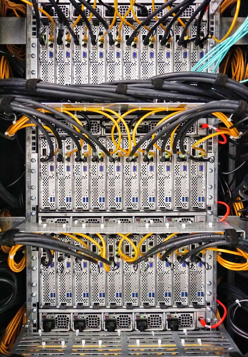 VSCluster's tweet photo. Inside the VSC-4 and VSC-5 - you are free to guess which is which π«
#superocmputer #vscluster #viennascientificcluster #vsc4 #vsc5 https://t.co/0Ih1Hoze0p