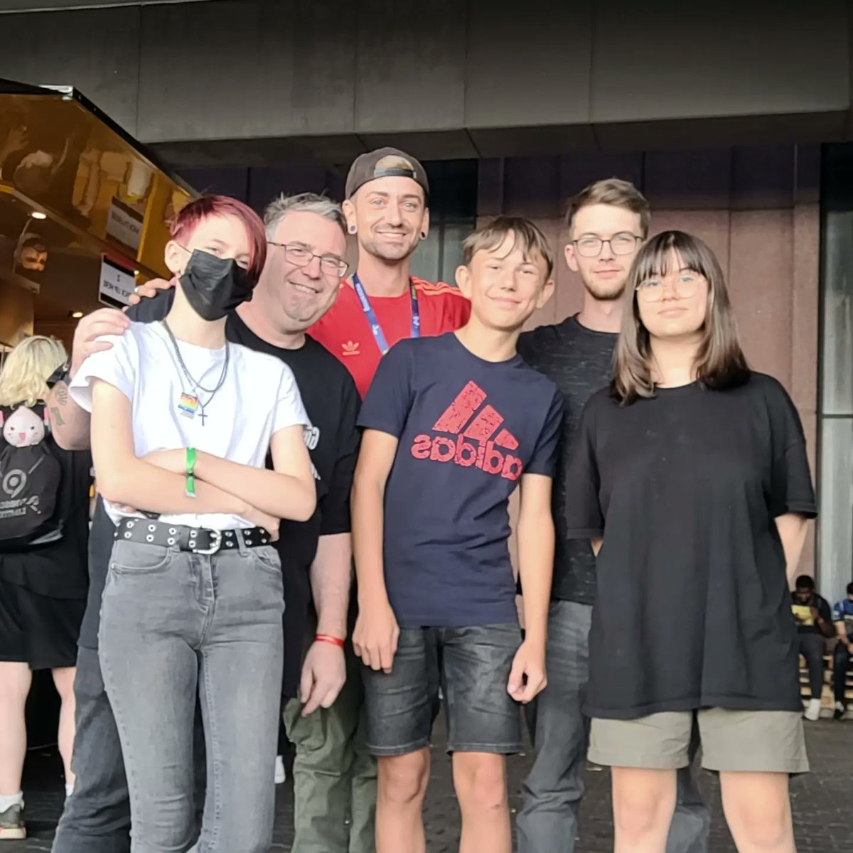 Wenn man das Gefühl hat, dass die #Familie komplett ist 😂❤ Danke an so viele wunderbare #Freunde 😘🥰 #gamescom #gamescom2022 #Köln #cologne #koeln #friends #family