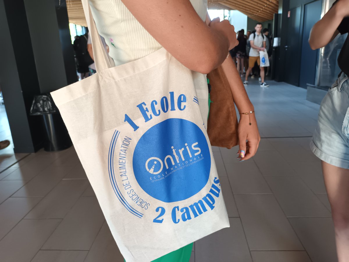 oniris_officiel's tweet photo. Cette semaine, la rentrée universitaire bat son plein à Oniris 🎓 ! Nous souhaitons une bonne #rentrée à la nouvelle promo VET2 qui a inauguré cette semaine de bienvenue !
#OnirisVet #BackToSchool https://t.co/oSTWpllVhg