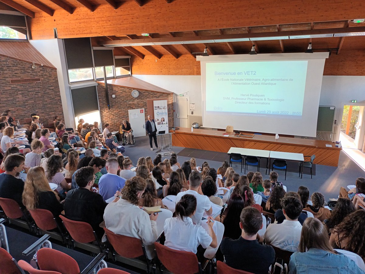 oniris_officiel's tweet photo. Cette semaine, la rentrée universitaire bat son plein à Oniris 🎓 ! Nous souhaitons une bonne #rentrée à la nouvelle promo VET2 qui a inauguré cette semaine de bienvenue !
#OnirisVet #BackToSchool https://t.co/oSTWpllVhg