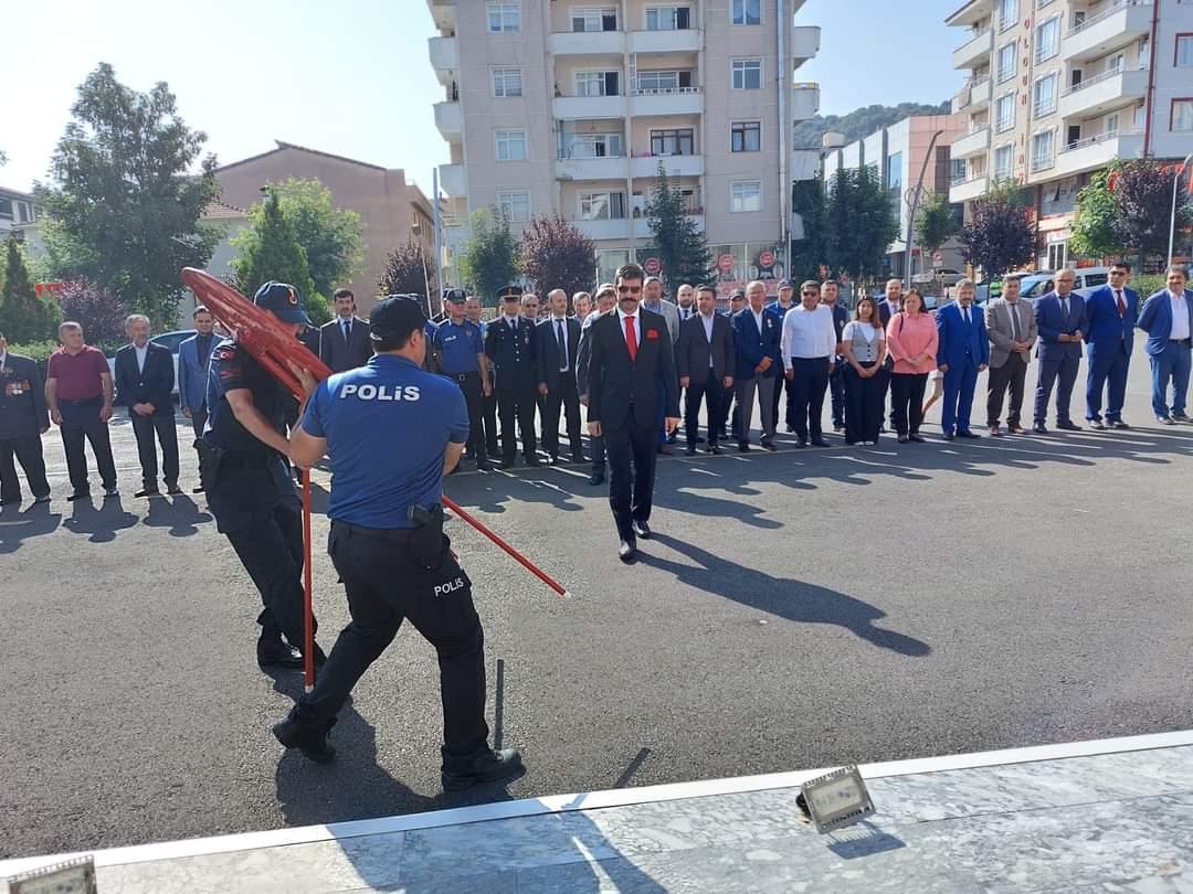 Akpartigolyaka's tweet photo. İlçe Başkanımız Özgür Ören ve İl Genel Meclis Üyemiz Necmi Kurt, 30 Ağustos Zafer Bayramı'nın 100. yıl dönümü nedeniyle düzenlenen programa katıldı. https://t.co/aSRaD4hQXg
