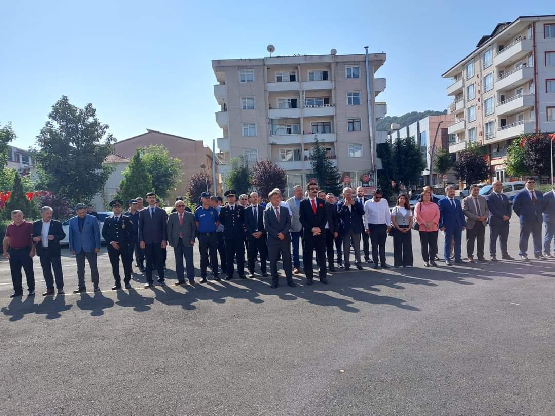 Akpartigolyaka's tweet photo. İlçe Başkanımız Özgür Ören ve İl Genel Meclis Üyemiz Necmi Kurt, 30 Ağustos Zafer Bayramı'nın 100. yıl dönümü nedeniyle düzenlenen programa katıldı. https://t.co/aSRaD4hQXg